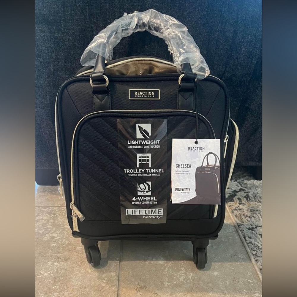 Kenneth Cole travel rolling bag